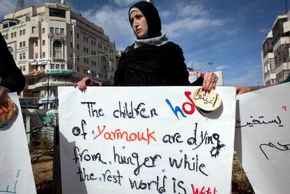 Una mujer palestina durante una protesta en solidaridad con el campo palestino de refugiados de Yarmuk, en Siria, en la ciudad cisjordana de Ramallah, 14 de enero 2014.
