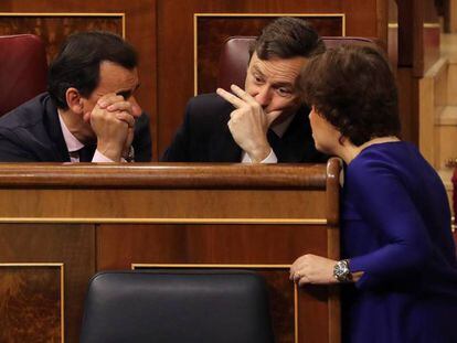 La vicepresidenta Soraya Sáez de Santamaría, conversa con el portavoz del PP en el Congreso, Rafael Hernando y el coordinador general de la formación, Fernando Martínez-Maíllo.