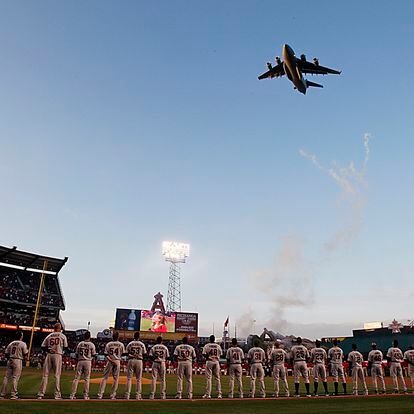 Un avión militar C-17 Globemaster sobrevuela el Angels Stadium, en Anaheim, durante la celebración del Opening Day, en 2010.