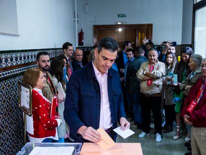 El presidente del Gobierno, Pedro Sánchez, vota en el colegio Nuestra Señora del Buen Consejo, este domingo.