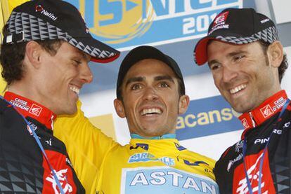 Alberto Contador, entre Luis León (a la izquierda) y Alejandro Valverde.