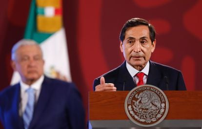 El secretario de Hacienda, Rogelio Ramírez de la O, y el presidente de México, Andrés Manuel López Obrador, en Palacio Nacional, el 2 de agosto de 2022.