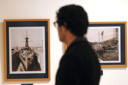 Un visitante contempla las fotografías expuestas en el Museo Naval ferrolano.