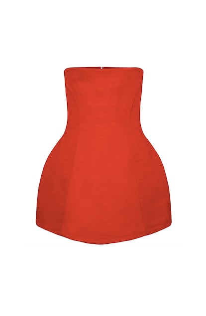Un vestido ROJO.

En toda boda hay una invitada de rojo. Un color no apto para tímidas, porque juega fuerte: es intencional, directo, poderoso y tremendamente favorecedor. Es un clásico y como todo buen clásico se reinventa una y otra vez con nuevas formas, cortes, larguras y detalles. Hoy la tendencia dicta que al rojo no le hace falta nada más para construir un atuendo sobresaliente y los vestidos de estética minimalista son los que mejor recrean su poder.

En la imagen, vestido rojo mini, de Khaite.