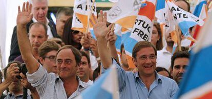 De izquierda a derecha, Pablo Portas (CDS) y Pedro Passos Coelho (PSD), en plena campa&ntilde;a electoral. 