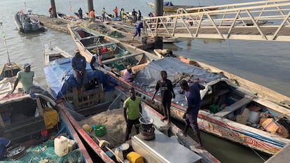 Muelle de la Armada gambiana, donde conviven pescadores, buques de guerra y pesqueros chinos, en Banjul, en 2020.