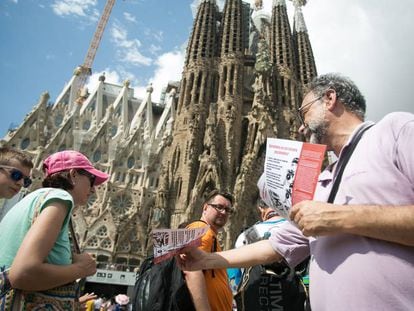 Repartiment de díptics a turistes davant de la Sagrada Família.