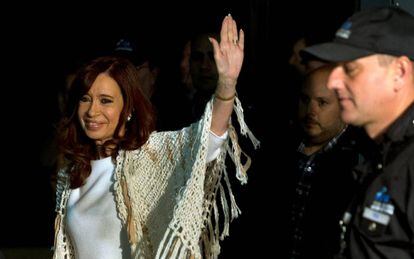 La expresidenta argentina Cristina Fernandez saluda a sus simpatizantes en el aeropuerto de Buenos Aires, el 11 de abril.