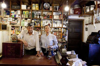 César Cambeiro (izquierda) y Mayka Braña en el rodaje de Vilamor en Grandas de Salime (Asturias). / X.L.