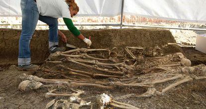 Una arque&oacute;loga trabaja en una exhumaci&oacute;n en el cementerio de San Rafael, de M&aacute;laga.