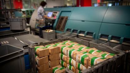 Una caja cargada con billetes de 50 euros tras realizar recuento y verificación de calidad de los billetes, en las instalaciones de Loomis de Vicálvaro el pasado 25 de enero.