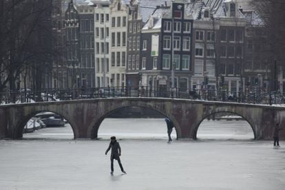 Un hombre patina sobre el hielo formado en el canal Keizersgracht de Amsterdam