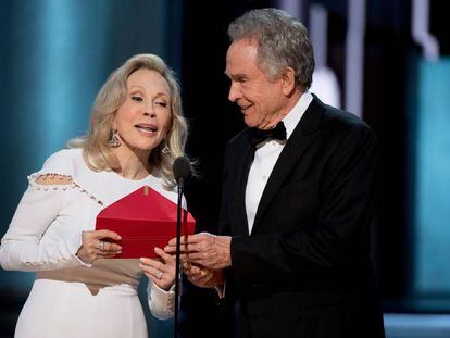 Faye Dunaway y Warren Beatty, durante la ceremonia de los Premios Oscar en el Dolby Theatre de Hollywood. En vídeo, la entrega de premios de 2017.