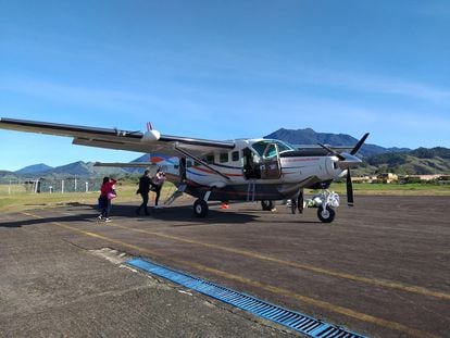 Clientes abordan una avioneta Cessna Grand Caravan que operaba San Germán Express, en una imagen del 2020.