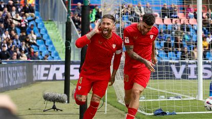 Sergio Ramos celebra el gol del triunfo del Sevilla ante el Getafe junto a Isaac Romero.