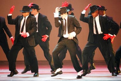 Michael Jackson, con calcetines blancos, en una actuación en 1995.