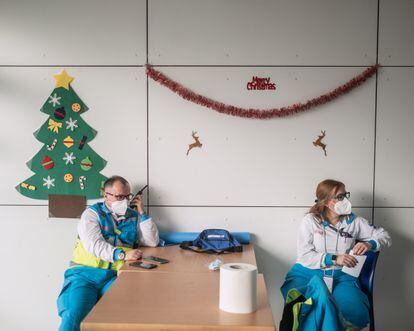 Cristina Fernández, psicóloga del Summa 112 de Madrid, junto a su compañero enfermero, en la base de Marazuela, en el centro de salud de Las Rozas, esperando a recibir algún aviso.