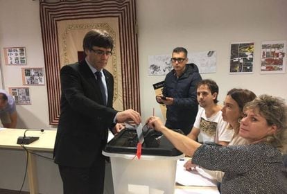 El president Carles Puigdemont vota en el referéndum del 1-O.
