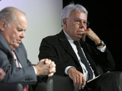 Felipe González (derecha) y el secretario general iberoamericano, Enrique Iglesias