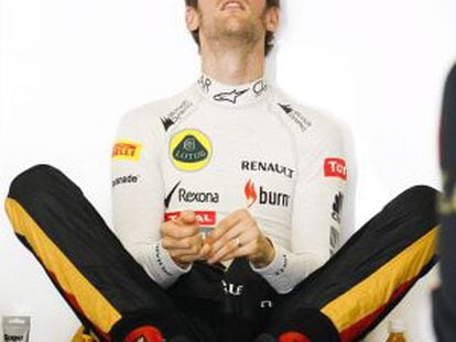 El piloto franc&eacute;s de la F&oacute;rmula 1, Romain Grosjean, toma un descanso en el garaje de Lotus