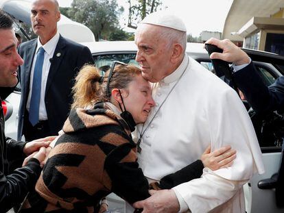 El papa Francisco consuela a las puertas del hospital a unos padres que perdieron anoche a su hijo de cinco años.