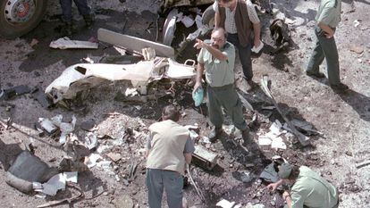 Agentes de la Guardia Civil inspeccionan los restos del vehículo explosionado por una bomba lapa, en Sallent de Gállego (Huesca), en agosto del año 2000.