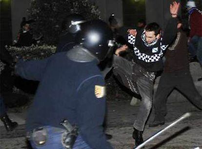 Aficionados de la selección de Galicia se enfrentan con la policía tras intentar quemar una bandera española.