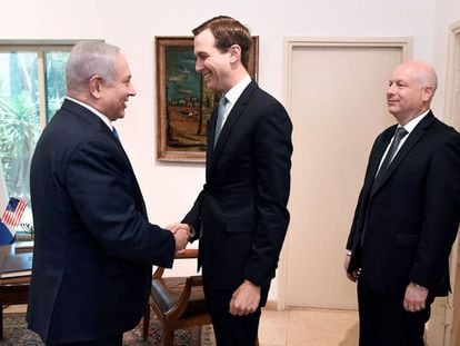 Benjamin Netanyahu, a la izquierda, saluda a Jared Kushner ante la mirada de Jason Greenblatt, el pasado mayo en Jerusalén.