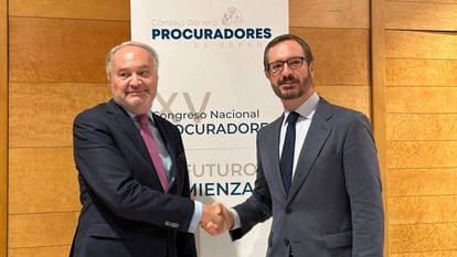 El presidente del Consejo General de Procuradores de España, Juan Carlos Estévez y el vicepresidente primero del Senado, Javier Maroto