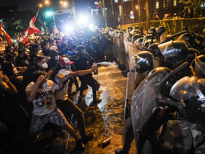 Manifestantes se enfrentan con la policía en las protestas en Lima, la noche del jueves.