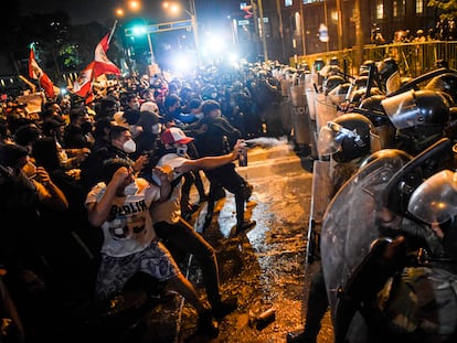 Manifestantes se enfrentan con la policía en las protestas en Lima, la noche del jueves.