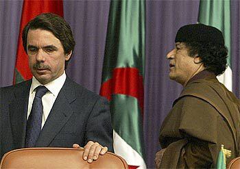 El presidente del Gobierno español, José María Aznar, y el líder libio, Muammar el Gaddafi, ayer en Túnez.