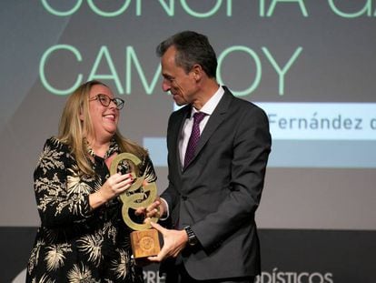 Patricia Fernández de Lis recibe el premio Concha García Campoy de manos del ministro de Ciencia, Pedro Duque.