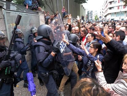 Forcejeos entre ciudadanos y policía ante un colegio electoral en Girona durante la jornada de votación del 1 de octubre de 2017.