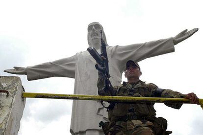 Un soldado patrulla en Cali el día antes de las elecciones legislativas en Colombia.
