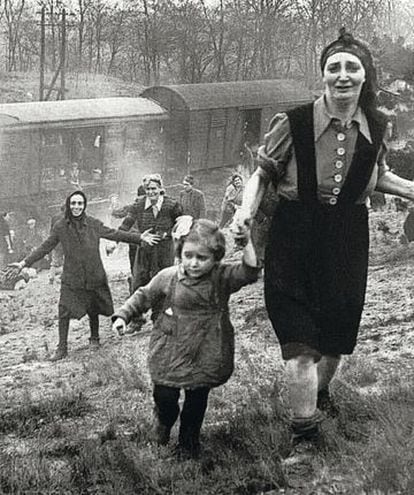 Liberación de un tren de la muerte de Bergen-Belsen a su paso por las proximidades de Magdeburgo el 13 de abril de 1945.