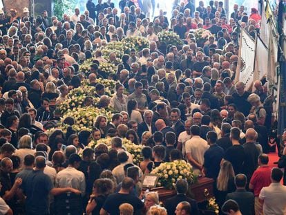 Milers de persones assisteixen al funeral d'Estat.