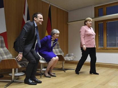 La canciller de Alemania, Angela Merkel; la primera ministra británica, Theresa May; y el presidente francés,  Emmanuel Macron, tras un encuentro bilateral este jueves en Bruselas (AP/Geert Vanden Wijngaert)