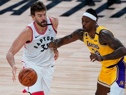 Marc Gasol bota el balón ante Dwight Howard el pasado 1 de agosto.