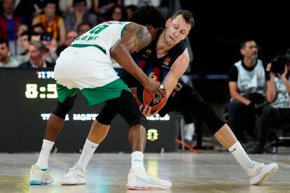 Vesely, who with 26 points made his scoring record as a Barça player, fights with Hayes for the ball.