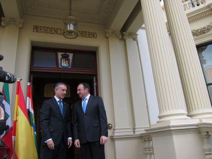 Urkullu (izquierda) y el presidente riojano, Pedro Sanz, antes de iniciar su reuni&oacute;n.