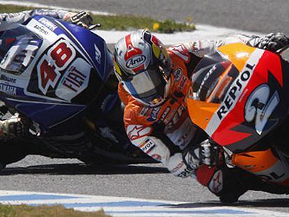 Dani Pedrosa adelanta a Jorge Lorenzo, que finalmente fue tercero, al comienzo de la carrera de MotoGP.