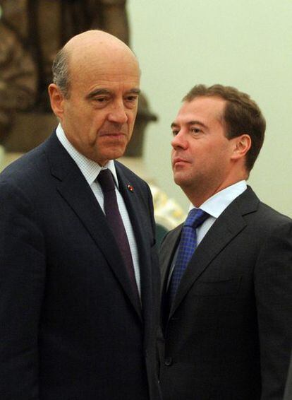 El ministro de Exteriores francés, Alain Juppé (en primer plano), es recibido por el presidente ruso, Dmitri Medvédev