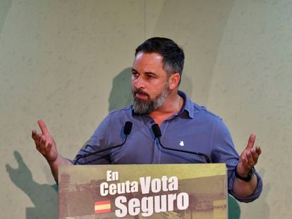 El líder de VOX, Santiago Abascal, durante su mitin en Ceuta este lunes.