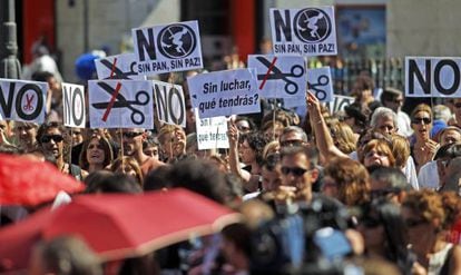Varios cientos de funcionarios se han concentrado hoy en la Puerta del Sol, frente a la sede del Gobierno de la Comunidad de Madrid, en protesta contra los recortes.