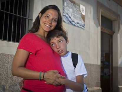 Lola Calvente, junto a su hijo Joaqu&iacute;n antes de entrar en la escuela en el &uacute;ltimo d&iacute;a de clase. 