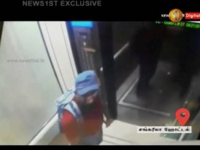Imagen de uno de los terroristas en uno de los ascensores del hotel Shangri-la, en Colombo, antes de inmolarse el pasado domingo. En vídeo, imágenes de uno de los terroristas suicidas de Sri Lanka poco antes de provocar la masacre.