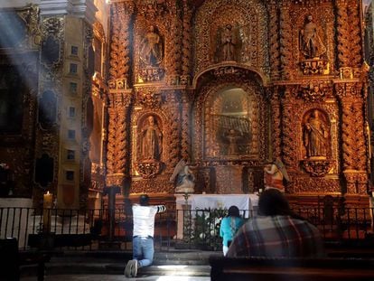Feligreses católicos oran en el Conjunto Conventual Franciscano el Monasterio y Catedral Nuestra Señora de la Asunción, en el Estado de Tlaxcala.