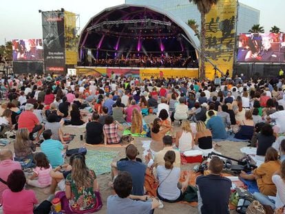 Concierto de la OBC en la playa de Sant Sebastià. 