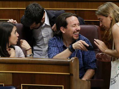 Sonia Farré, diputada d'En Comú Podem, conversa amb Pablo Iglesias al Congrés.